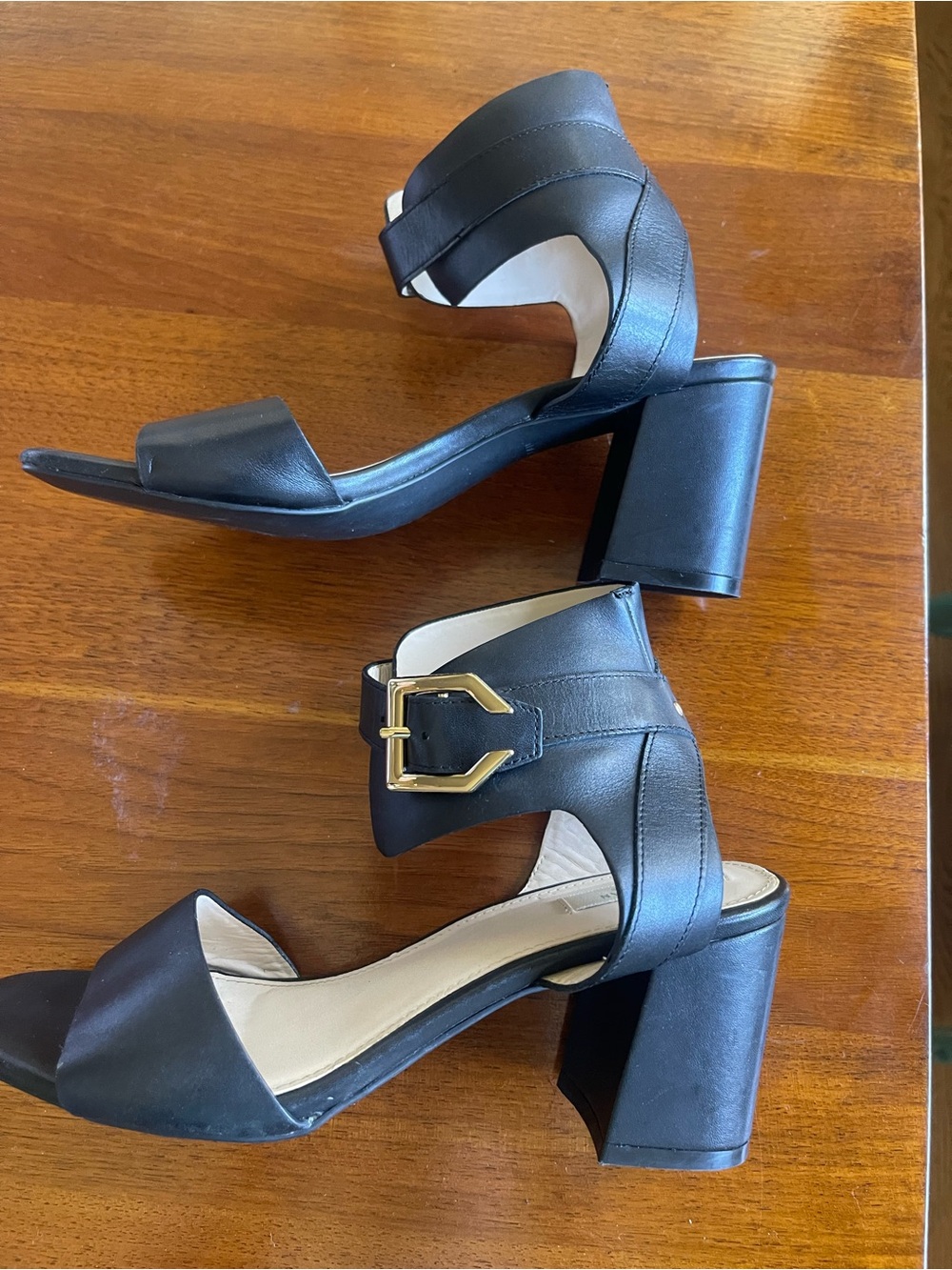 Cole Haan 2.5 inch heel, darling size 6.5, so cute and comfortable!